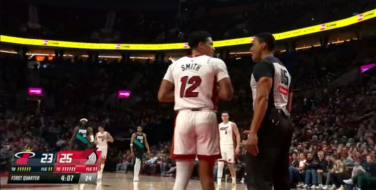 NBA录像高清回放-菜！德鲁·史密斯发球被吹走步违例 白白送出球权