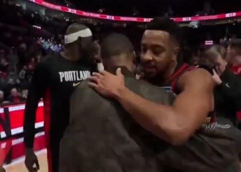 直播吧-昔日开拓者双枪！麦科勒姆重回波特兰 赛后与利拉德拥抱致意